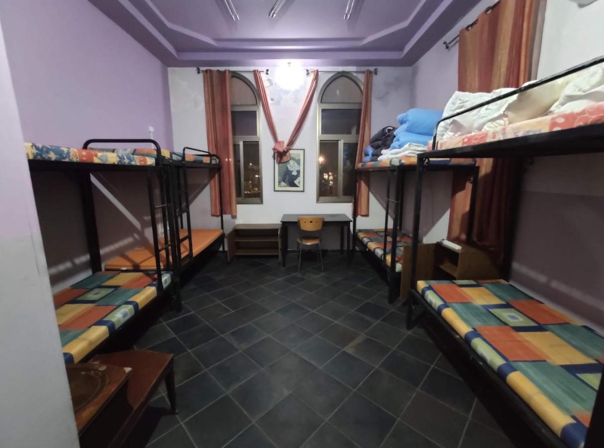 אכסניה Nest House *